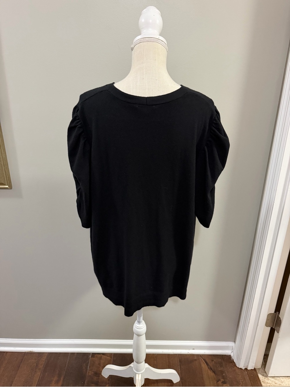 Women's Vila Milano black short-sleeve V-neck cardigan with gold buttons. 3X - Picture 2 of 6